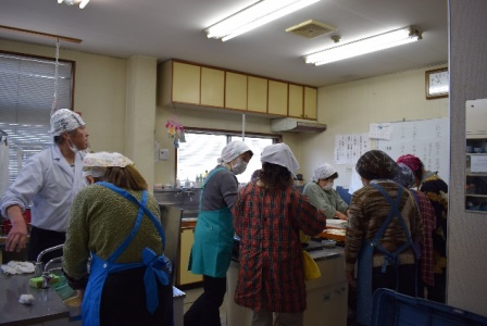 料理人の髙橋さんの支援を受けて料理をする様子 料理人の髙橋さんの支援を受けて料理をする様子