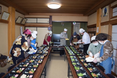 お弁当を詰めている様子 お弁当を詰めている様子