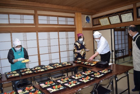 ボランティアさん手でお弁当が出来上がっていく様子 ボランティアさん手でお弁当が出来上がっていく様子