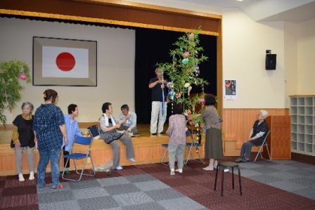 公民館大広間に飾る様子 公民館大広間に飾る様子