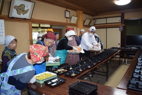 みんなでお弁当を作ります。 みんなでお弁当を作ります。