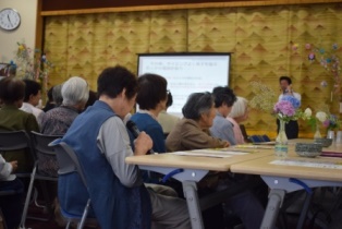 話を聞く高齢者 話を聞く高齢者