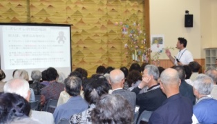 集中して話を聞く高齢者 集中して話を聞く高齢者